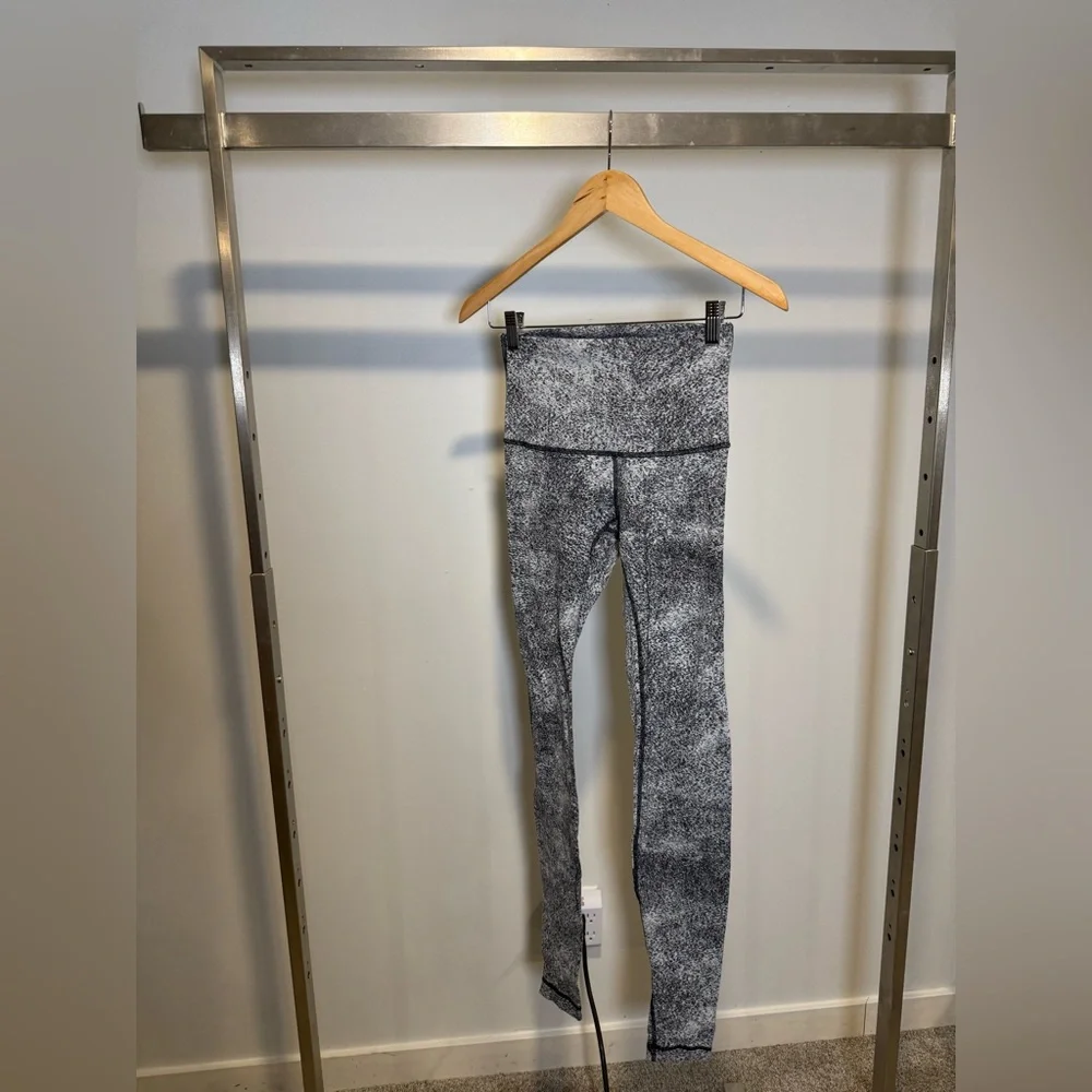 Lululemon High-Waisted Leggings 🍒🤍 - Picture 2 of 4
